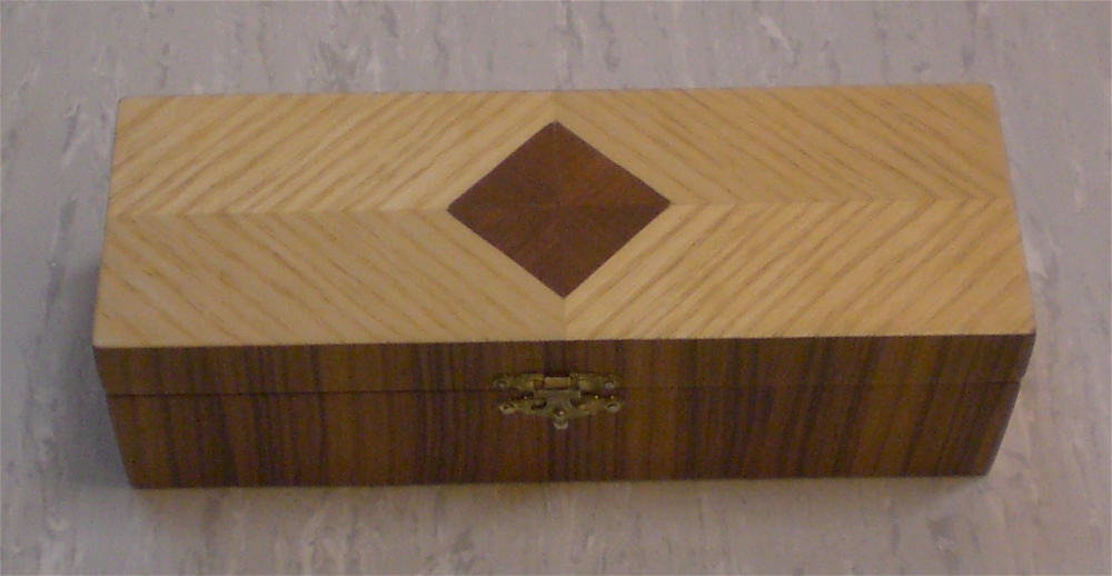 Coffret en frêne - losange en acajou - côtés en bois de rose